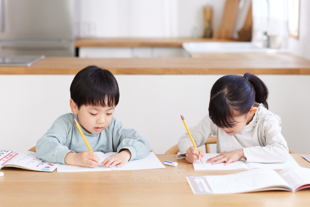 Two children with dyslexia are studying.